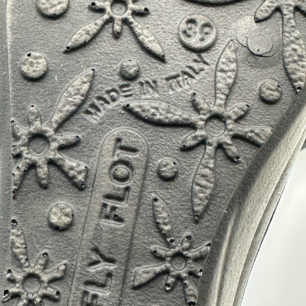 Fly Flot black mesh slip-on clogs with anti- shock anatomic features. Size 39/8 - Picture 9 of 10